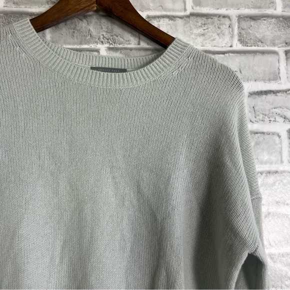 Womens Theory Luxe Mint Green Crew Neck Soft Neutral Pullover Sweater Sz 38 - Picture 2 of 7